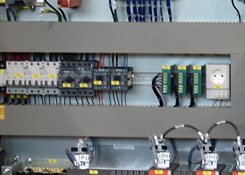 Installation Schaltschrank für Solarmodule und nachhaltige Energieversorgung