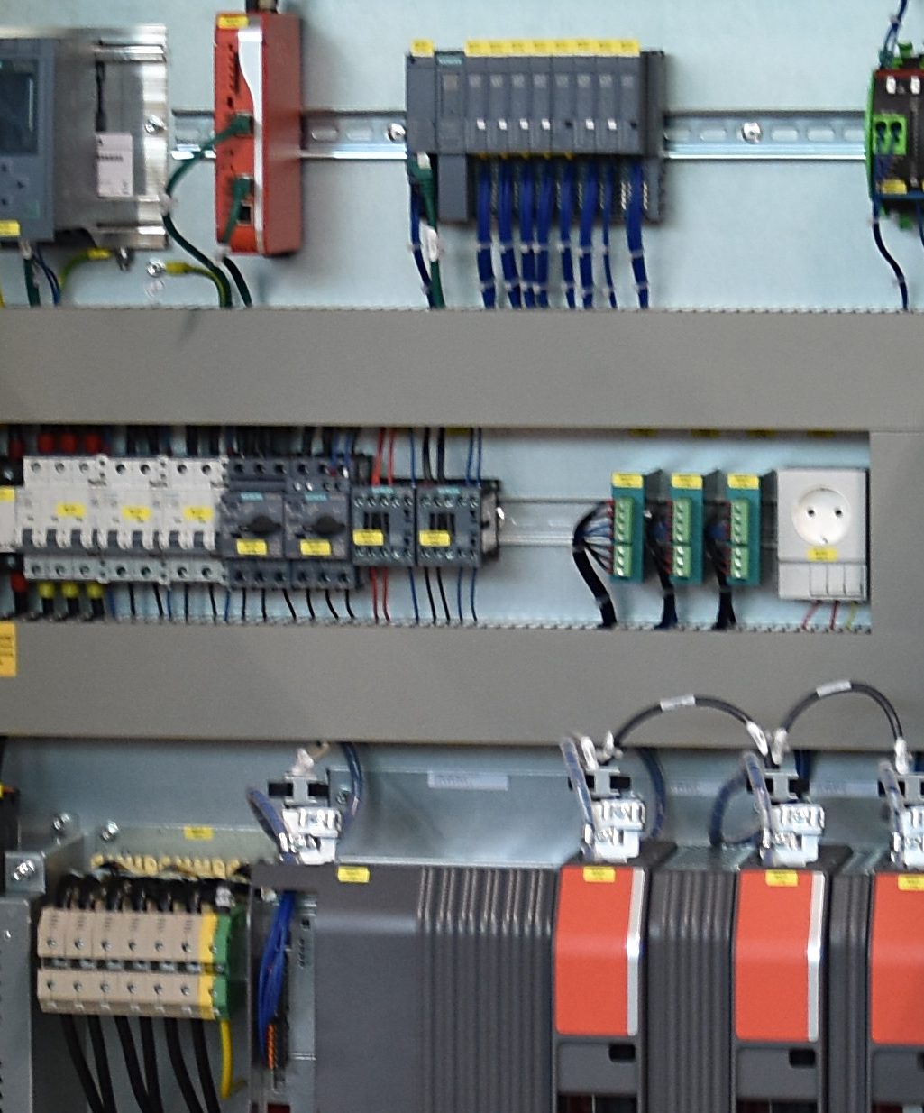 Installation Schaltschrank für Solarmodule und nachhaltige Energieversorgung