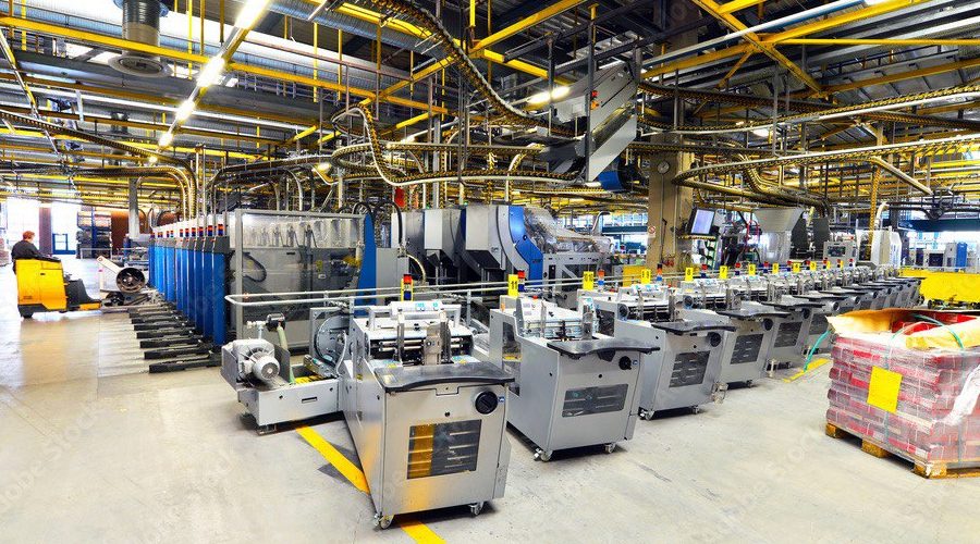 Werkhalle in einer Fabrik mit mehreren Arbeitsplätzen
