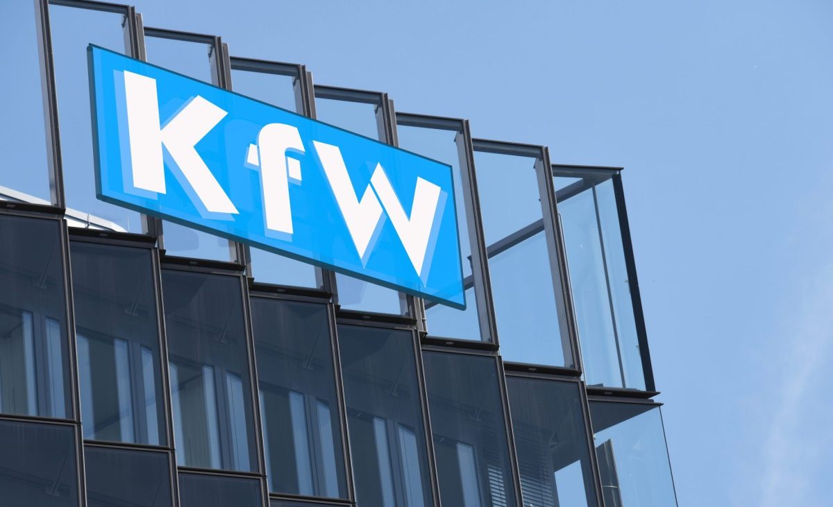 KfW logo on the roof KfW Logo auf dem Dach eines Gebäudes Kredite zur Förderung alternativer Energien