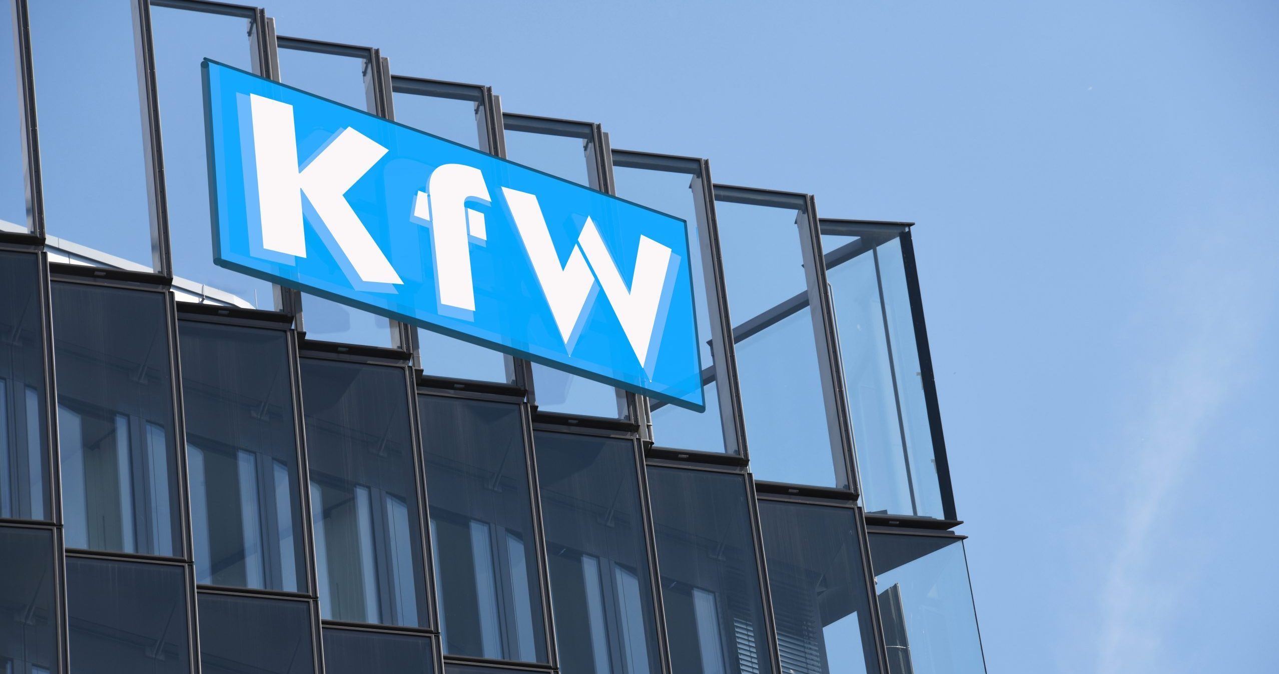KfW Logo auf dem Dach eines Gebäudes Kredite zur Förderung alternativer Energien