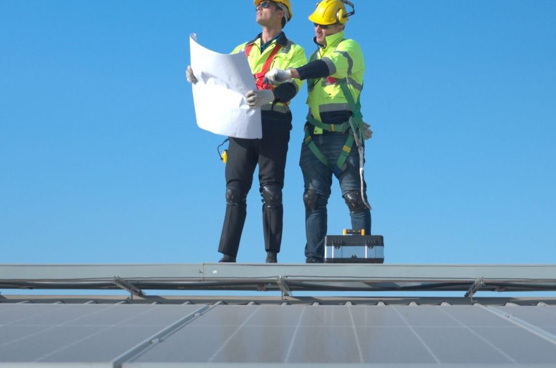 Zwei Techniker arbeiten an Photovoltaik-Solarmodulen