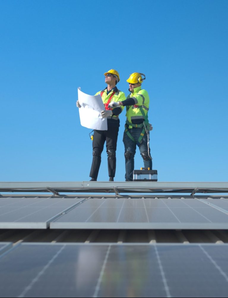 Zwei Techniker arbeiten an Photovoltaik-Solarmodulen
