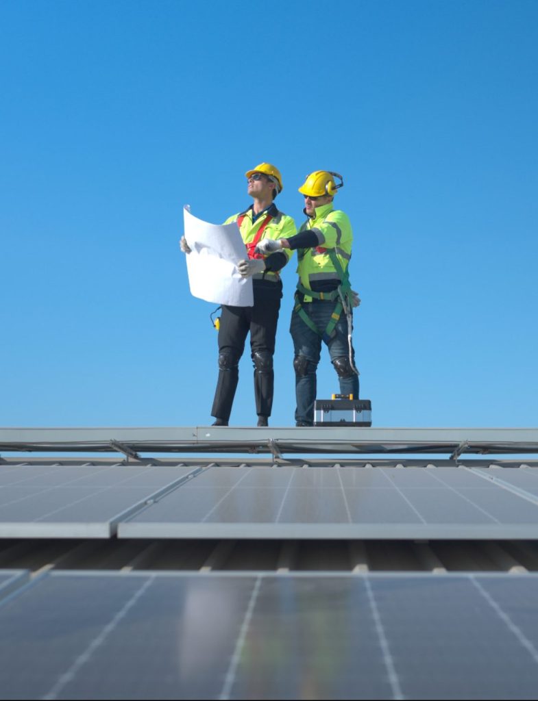 Zwei Techniker arbeiten an Photovoltaik-Solarmodulen
