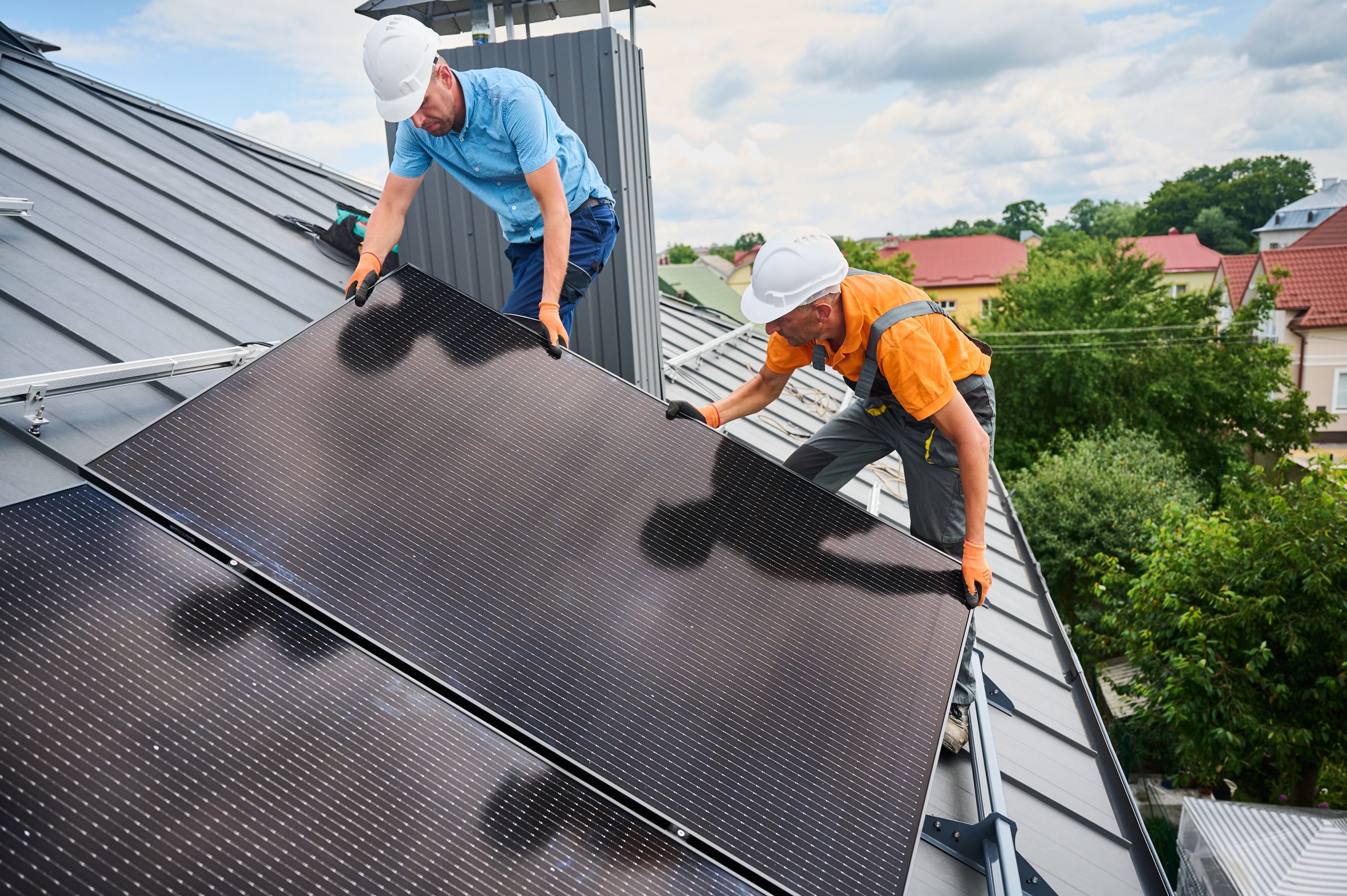 Montage von Solarpanel auf dem Dach eines Hauses