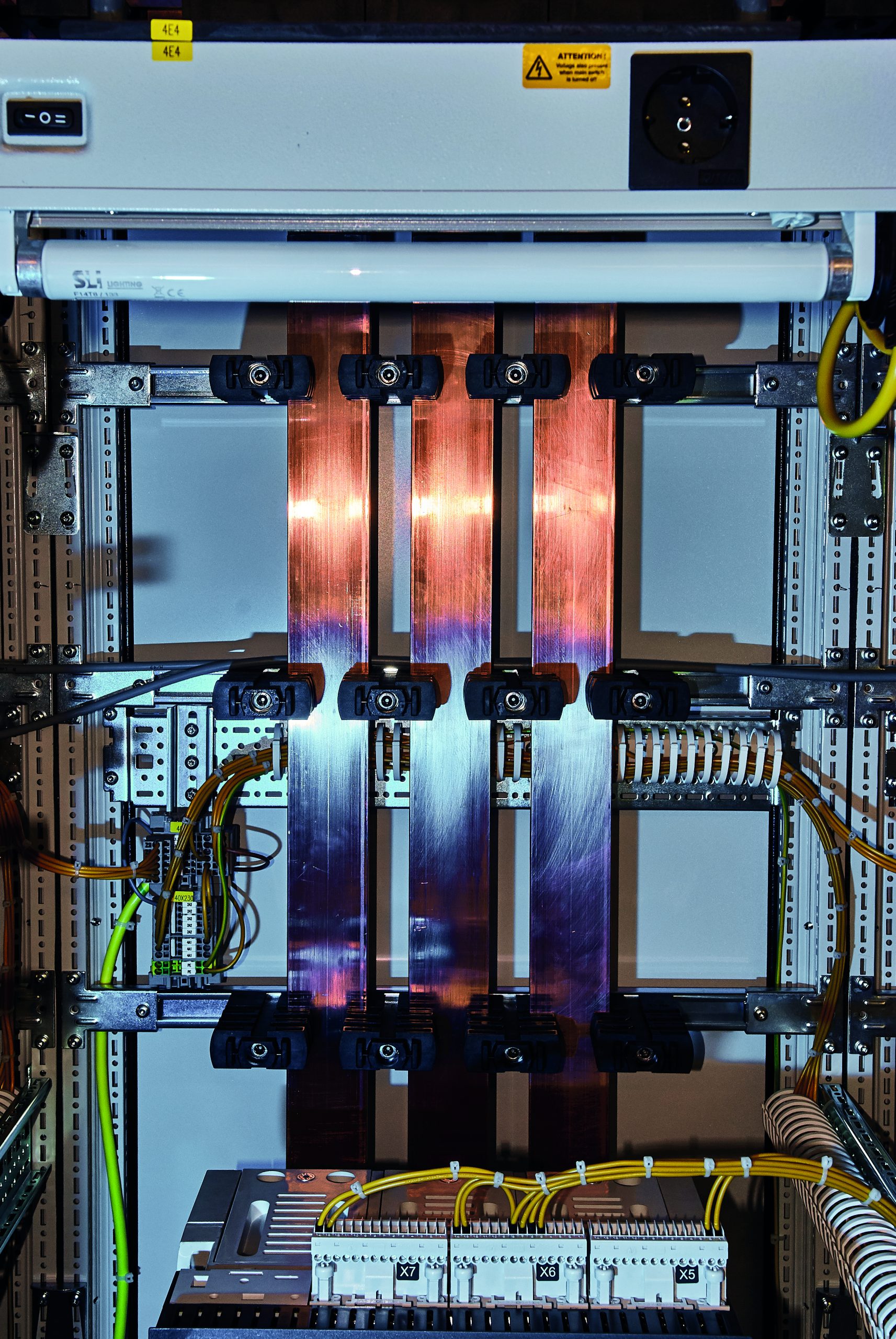 Schaltschrank mit Modulen zur Frequenzoptimierung