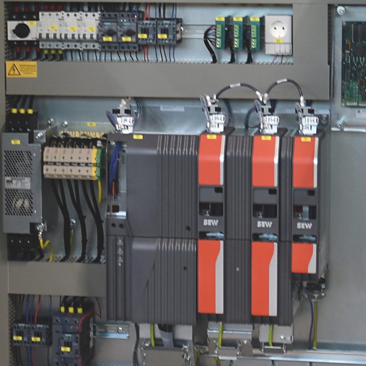 schaltschrank schütze steuerung sps schutzschalter leitungssschutz fi siemens schneider electric schalttafel sicherungsschrank Schaltschrank mit Modulen zur Frequenzoptimierung